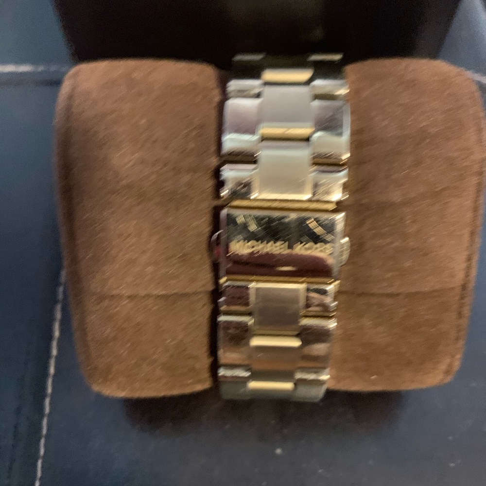 Micheal Kors watch - Picture 2 of 3